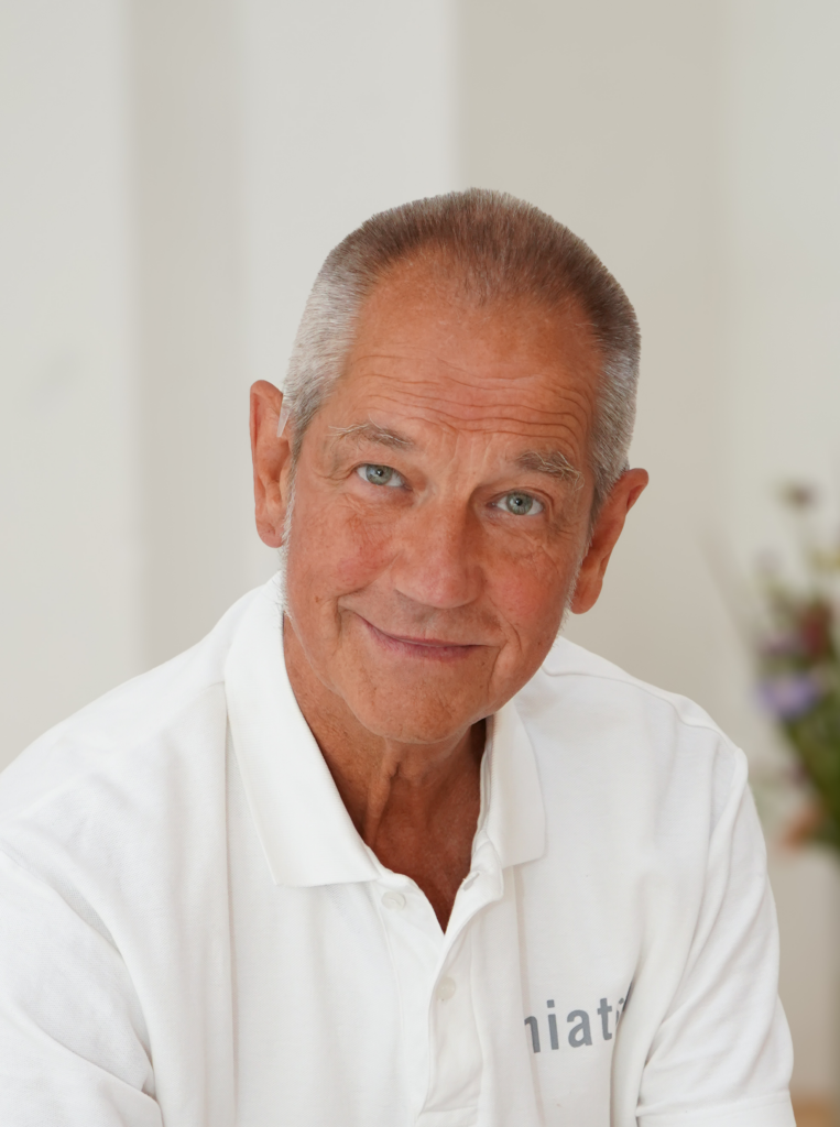 2025_07 Wilfried bei Nackenarbeit 3 Ausschnitt