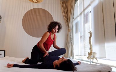 une praticienne qui pratique le shiatsu sur un binôme